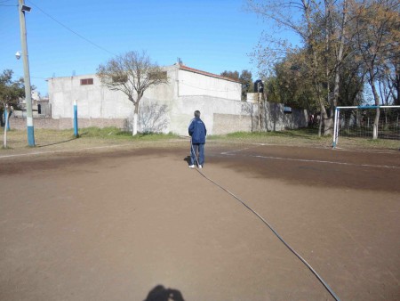 PRESIDENTE DE LA COMISION DIRECTIVA, MOJANDO LA CANCHA AL INICIO DE JORNADA